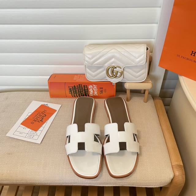 橙子出厂价 Hermes 爱马仕 夏季经典平底h拖鞋 旅游度假沙滩凉拖 面料：漆皮 码数：35-42